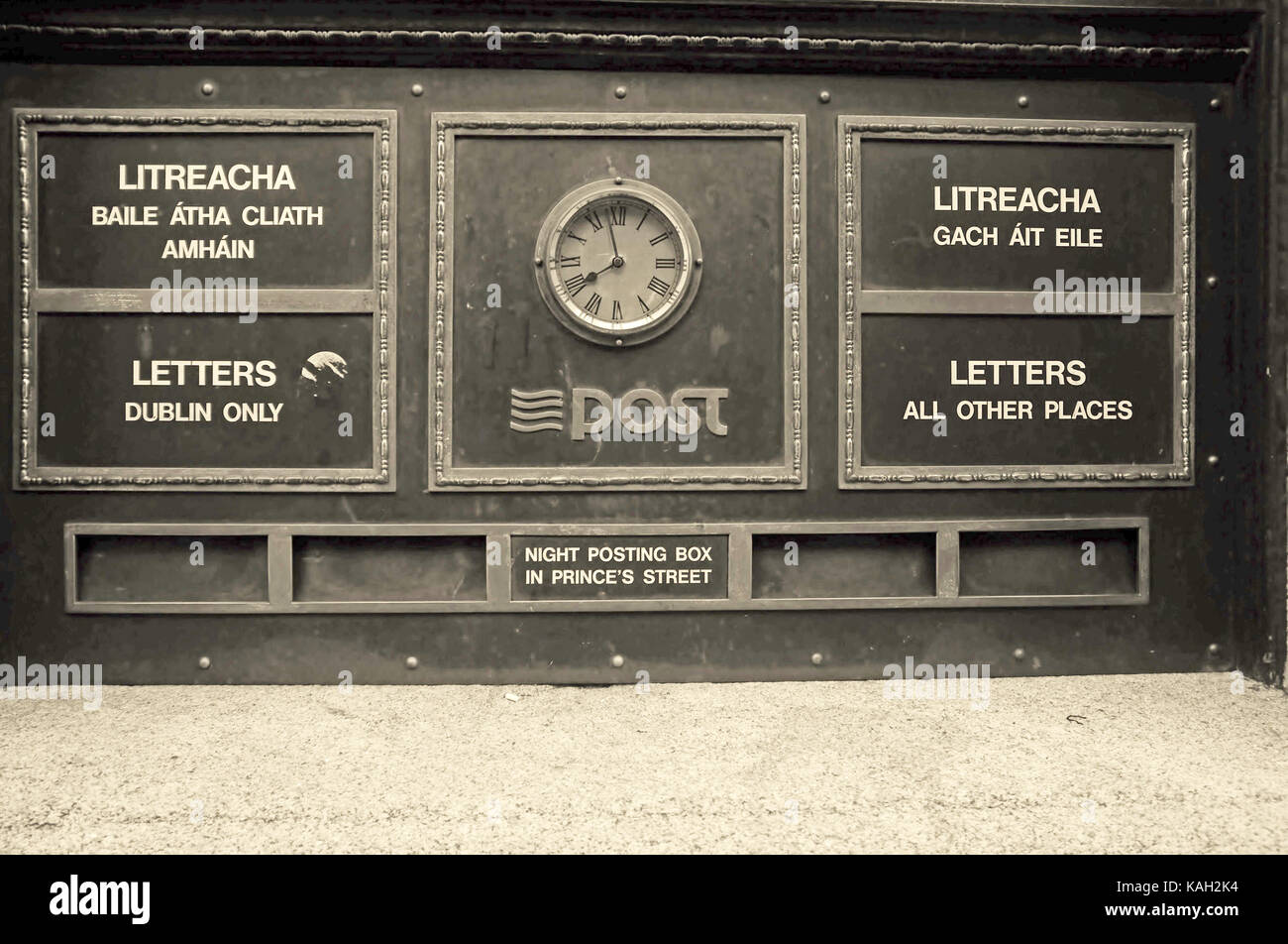 Ein Briefkasten an der Prince Street in Dublin, Irland, scheint, erinnert an eine veraltete Form der Kommunikation Wenn es in sepia Ton gesehen. Stockfoto