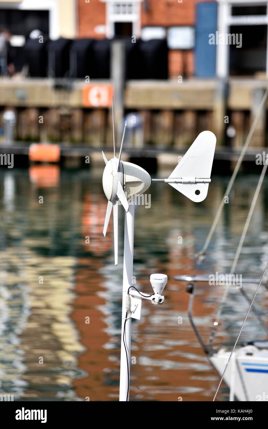 Kleine Windkraftanlage auf einem Boot Stockfoto