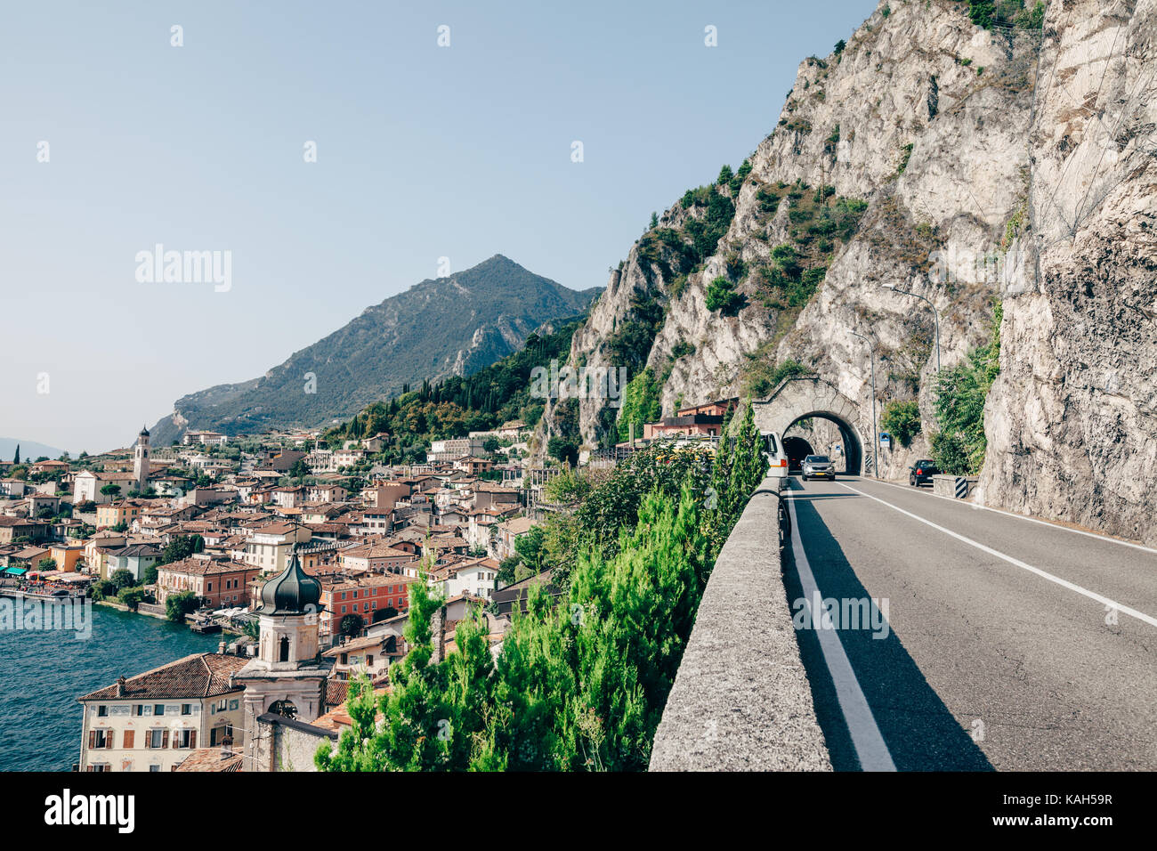 Landschaftlich schöne Strecke am Gardasee und schönen Dorf Limone sul Garda,  Italien. Reisen Hintergrund Stockfotografie - Alamy