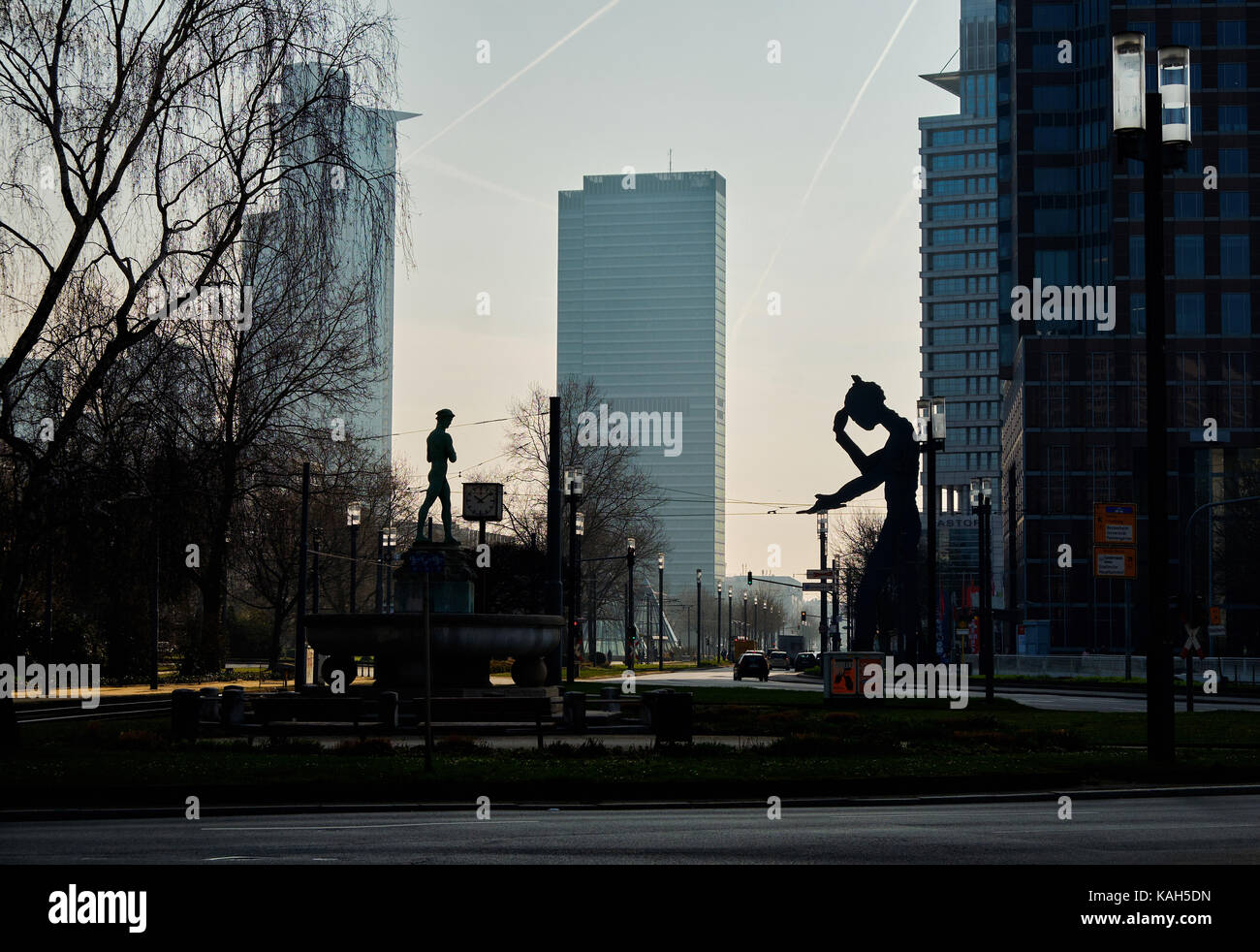 Frankfurt am Main, Deutschland - 16 März 2017: Blick von der Ludwig-Erhard-Anlage, Friedrich-Ebert-Anlage mit Hermes Denkmal und Hämmern Mann Skulptur Stockfoto