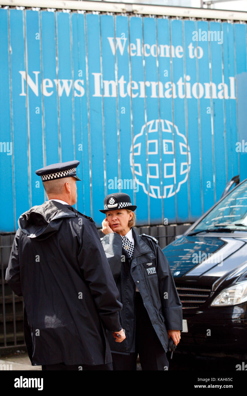 Polizisten außerhalb News International während der Nachrichten der Welt phone hacking Skandal in Wapping, London, am 8. Juli 2011. Stockfoto