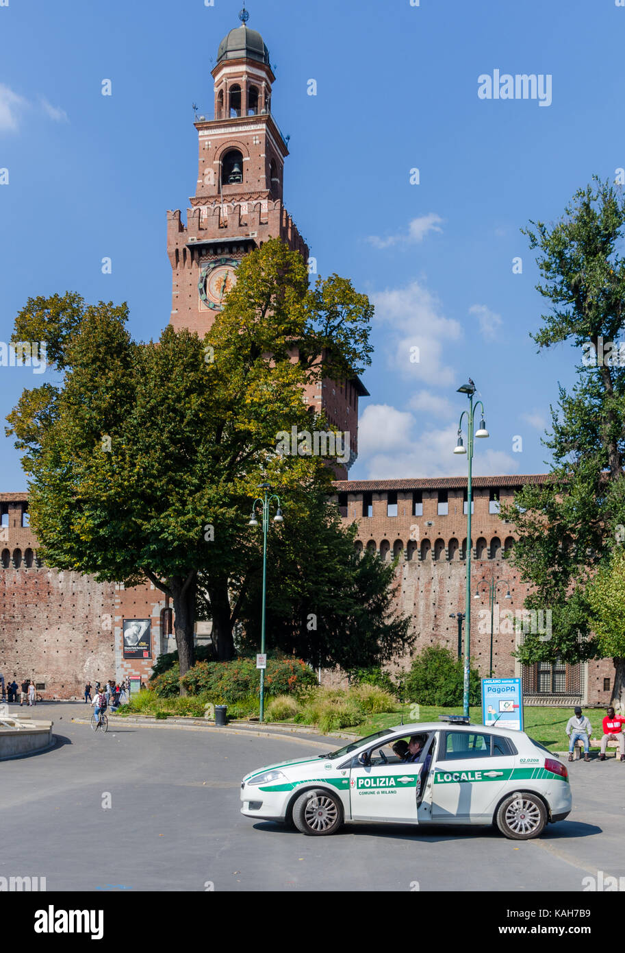 Carabinieri Polizei Auto vor das Schloss Sforzesco in Mailand, Italien. Die Bedrohung durch den Terrorismus bleibt hoch Stockfoto