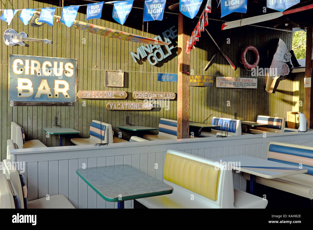 'Willkommen in Genf auf dem See Vacationland" ist das Thema der diese Bar im Freien auf dem Geneva-On-The-Lake amusement Strip. Stockfoto