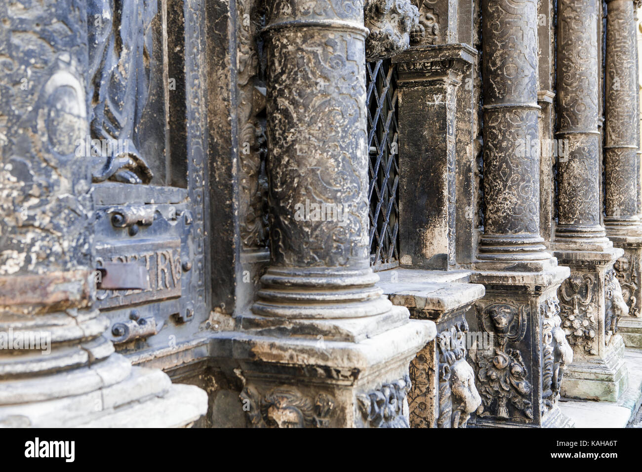 Attraktion. Stein alte Spalten in der Stadt Lviv Stockfoto