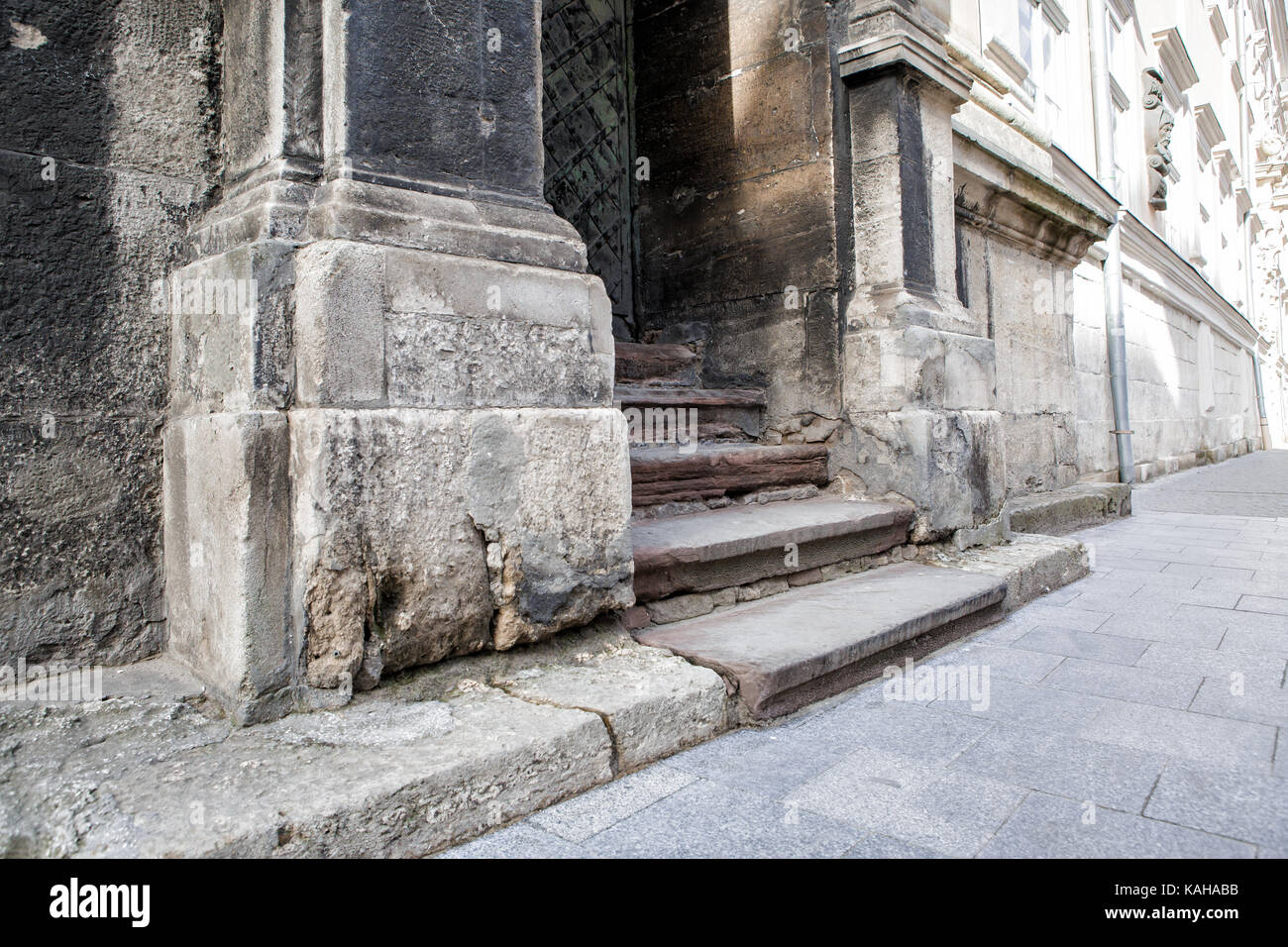 Attraktion. Stein alte Spalten in der Stadt Lviv Stockfoto