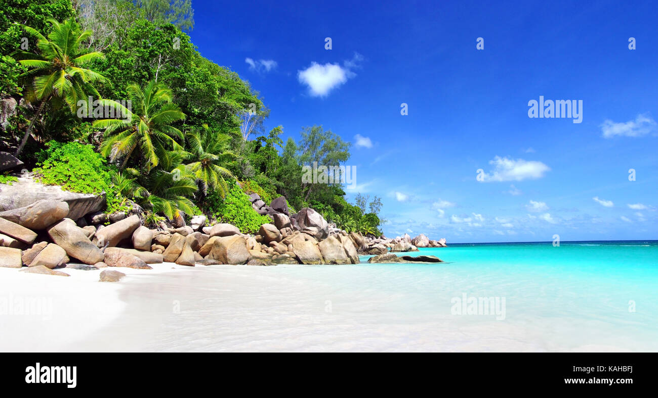 Azurblauen Meer und den weißen Sandstrand im tropischen Paradies, Seychellen Insel. Stockfoto