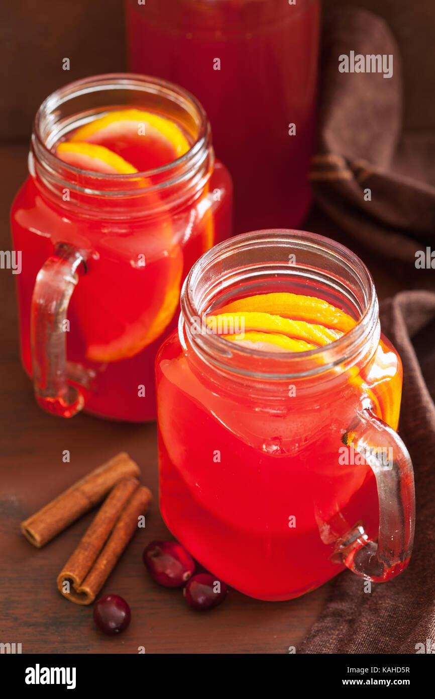 Cranberry Tee mit orange Zimt Erwärmung trinken Stockfoto
