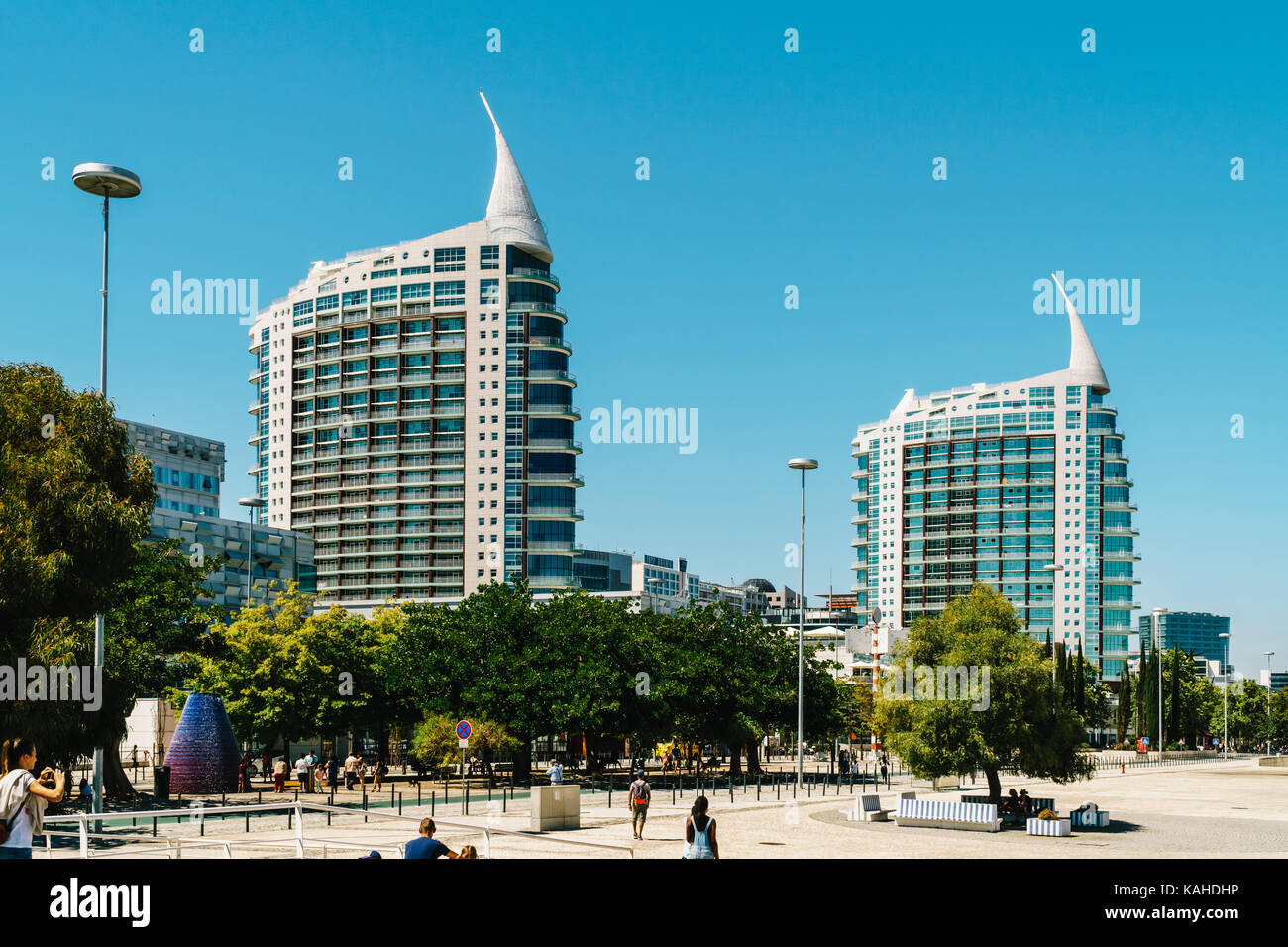 Lissabon, Portugal - 10. AUGUST 2017: Saint Gabriel und der heiligen Rafael Twin Towers sind 110 Meter Höhe und sind im Park der Nationen von Lissabon entfernt Stockfoto