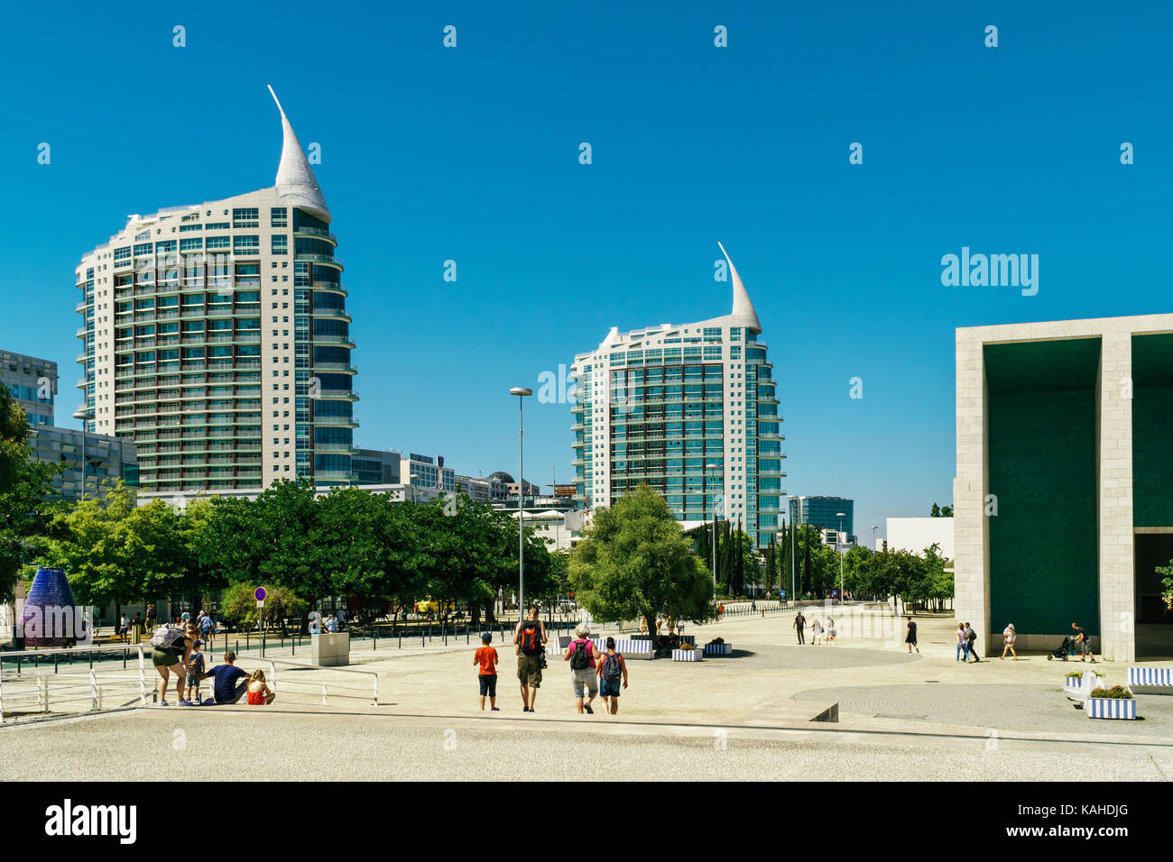 Lissabon, Portugal - 10. AUGUST 2017: Saint Gabriel und der heiligen Rafael Twin Towers sind 110 Meter Höhe und sind im Park der Nationen von Lissabon entfernt Stockfoto