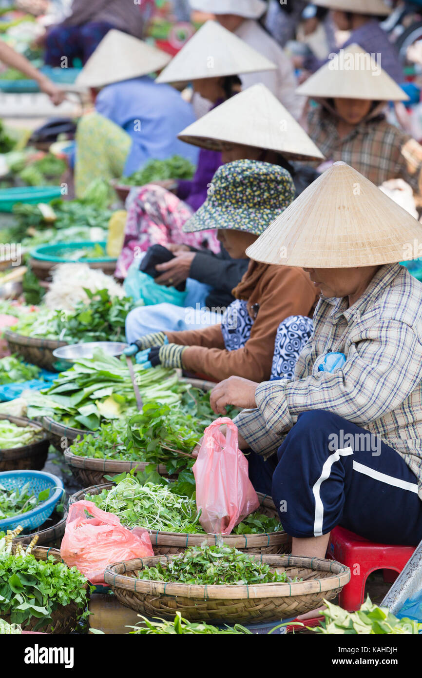 Die Anbieter von Obst und Gemüse auf dem zentralen Markt, Hoi An, Vietnam Stockfoto