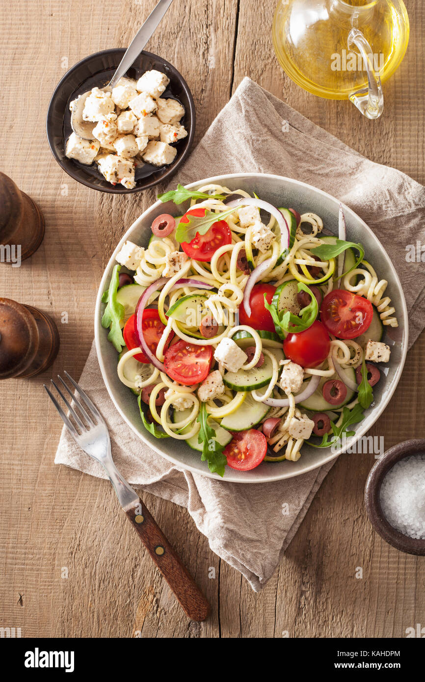 spiralized Zucchini Salat griechische Art mit Tomaten-Feta-Oliven-Gurke ...
