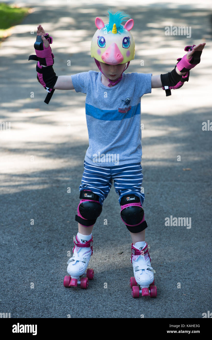 Kleiner Junge lernen, Rollschuh im Sommerpark. Kinder tragen Schutz-Pads  sicher Inline Skates fahren. Aktiven outdoor-Sport für Kinder. Clos  Stockfotografie - Alamy