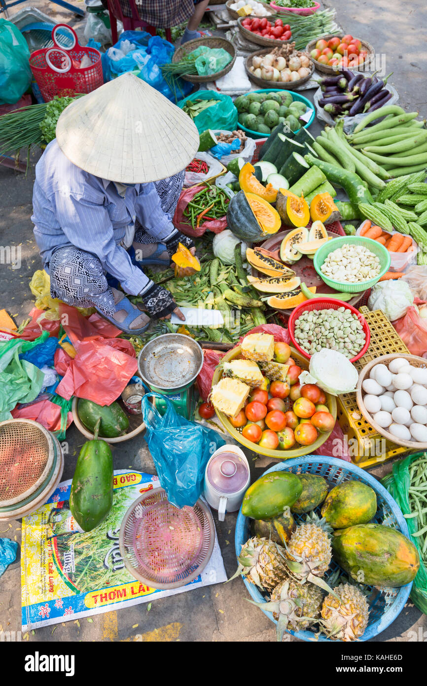 Obst und Gemüse Hersteller am zentralen Markt, Hoi An, Vietnam Stockfoto