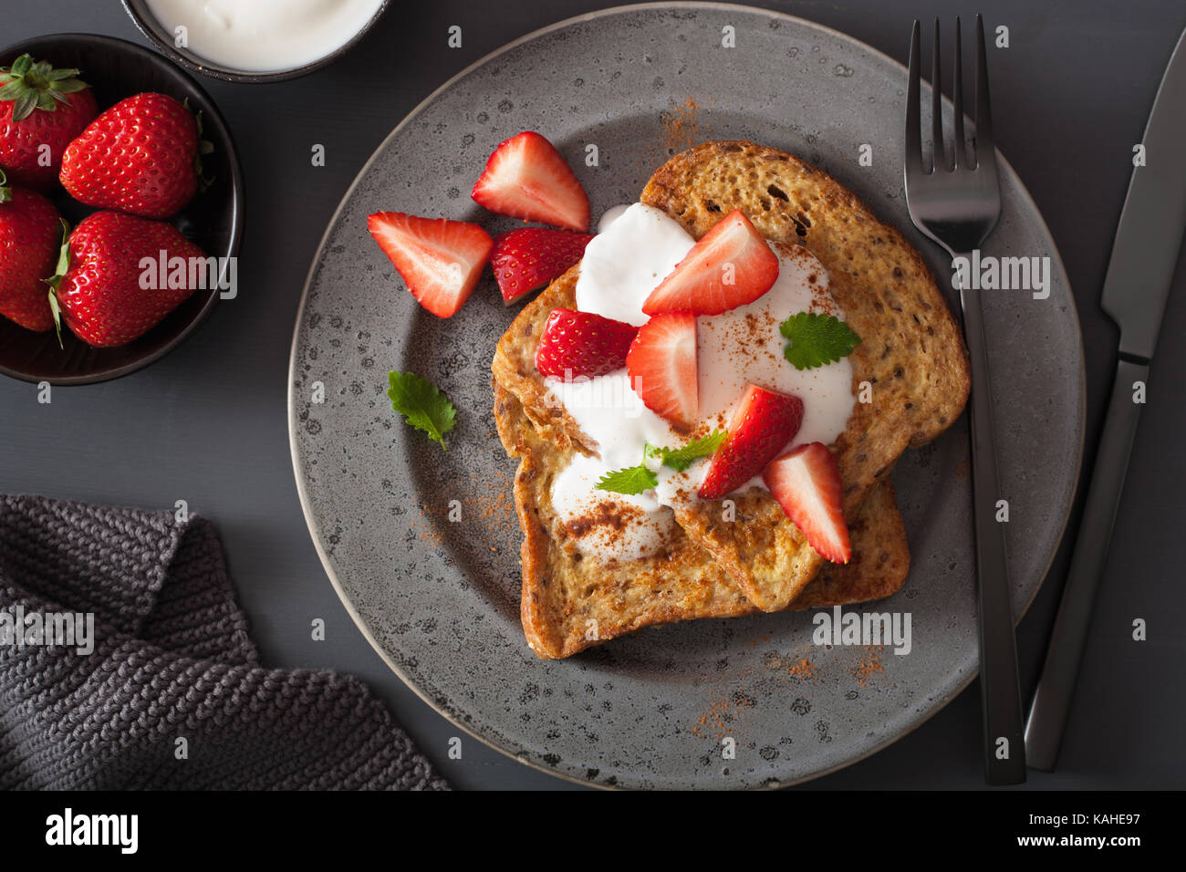 French Toast mit Joghurt und Erdbeeren zum Frühstück Stockfoto