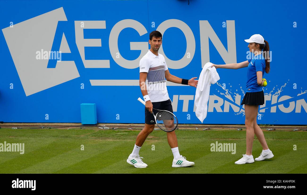 Novak Djokovic aus Serbien während seinem Match gegen Vasek Pospisil von Kanada am Tag sechs der Aegon International an der Devonshire Park, Eastbourne. 28 Jun 2017 Stockfoto