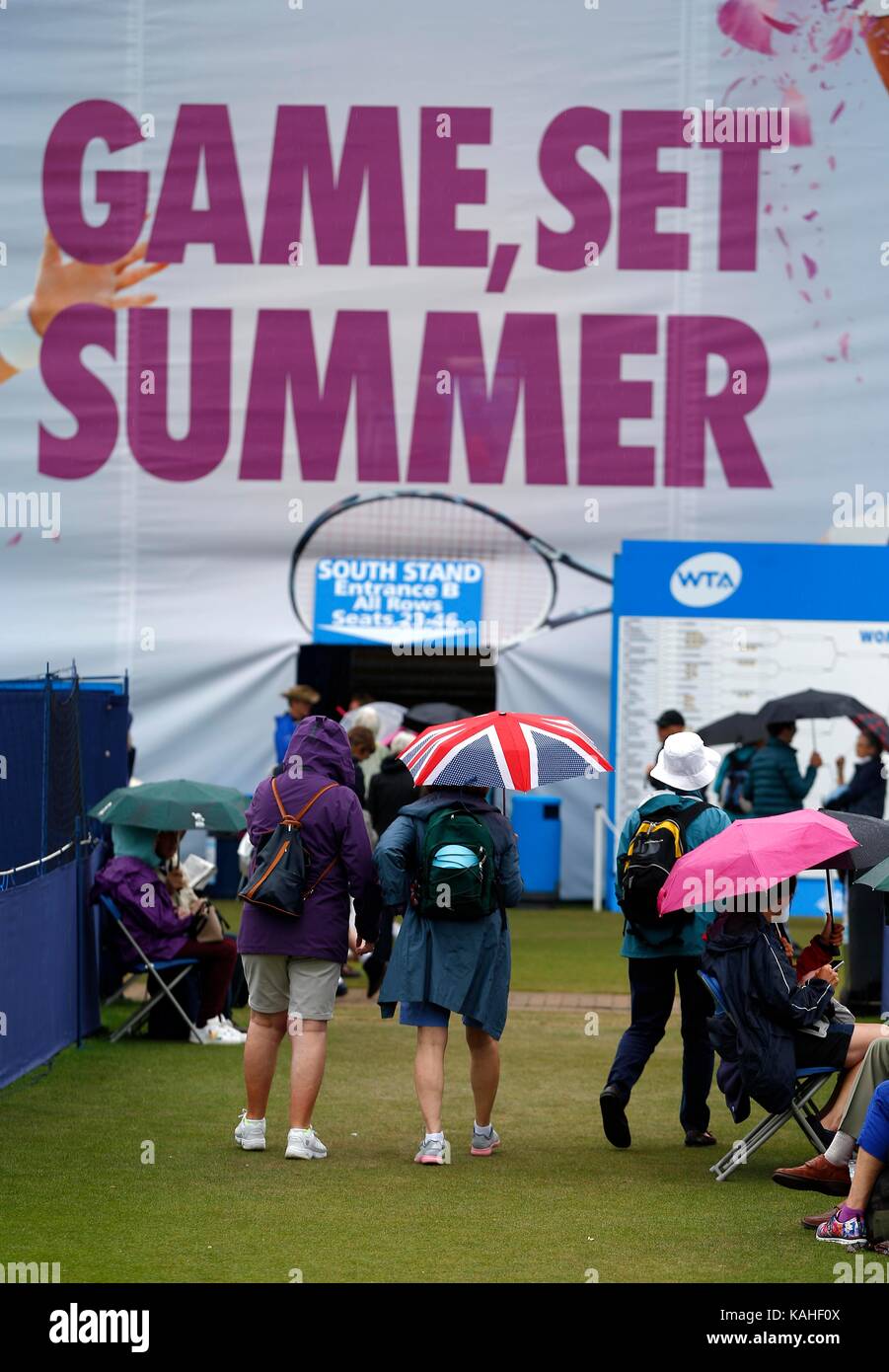 Zuschauer Schutz vor dem Regen in Eastbourne Tennis Stockfoto