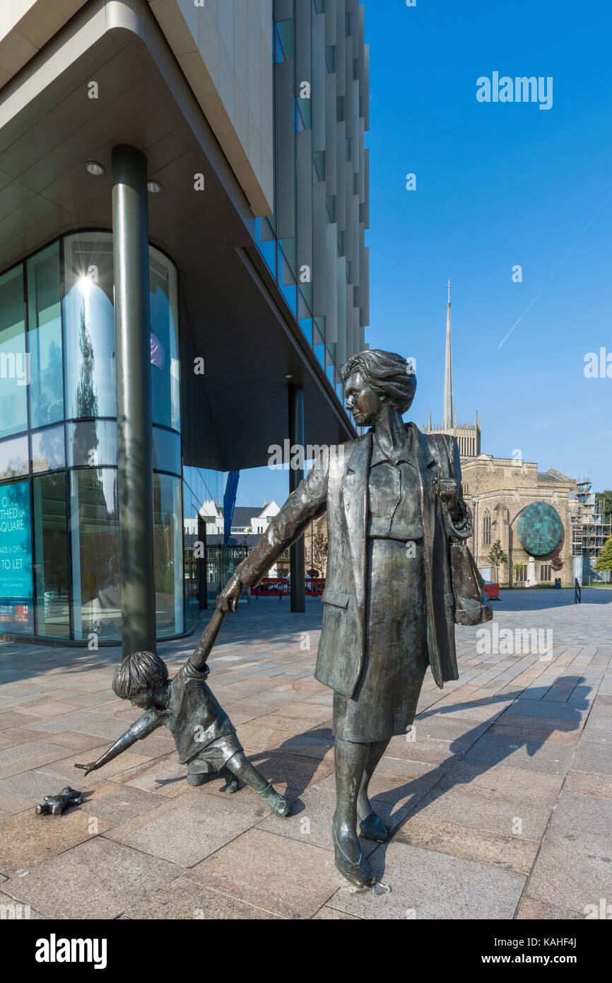 'Großmutter und Kind' von Alan Wilson am Cathedral Square, Blackburn, Lancashire, Großbritannien Stockfoto