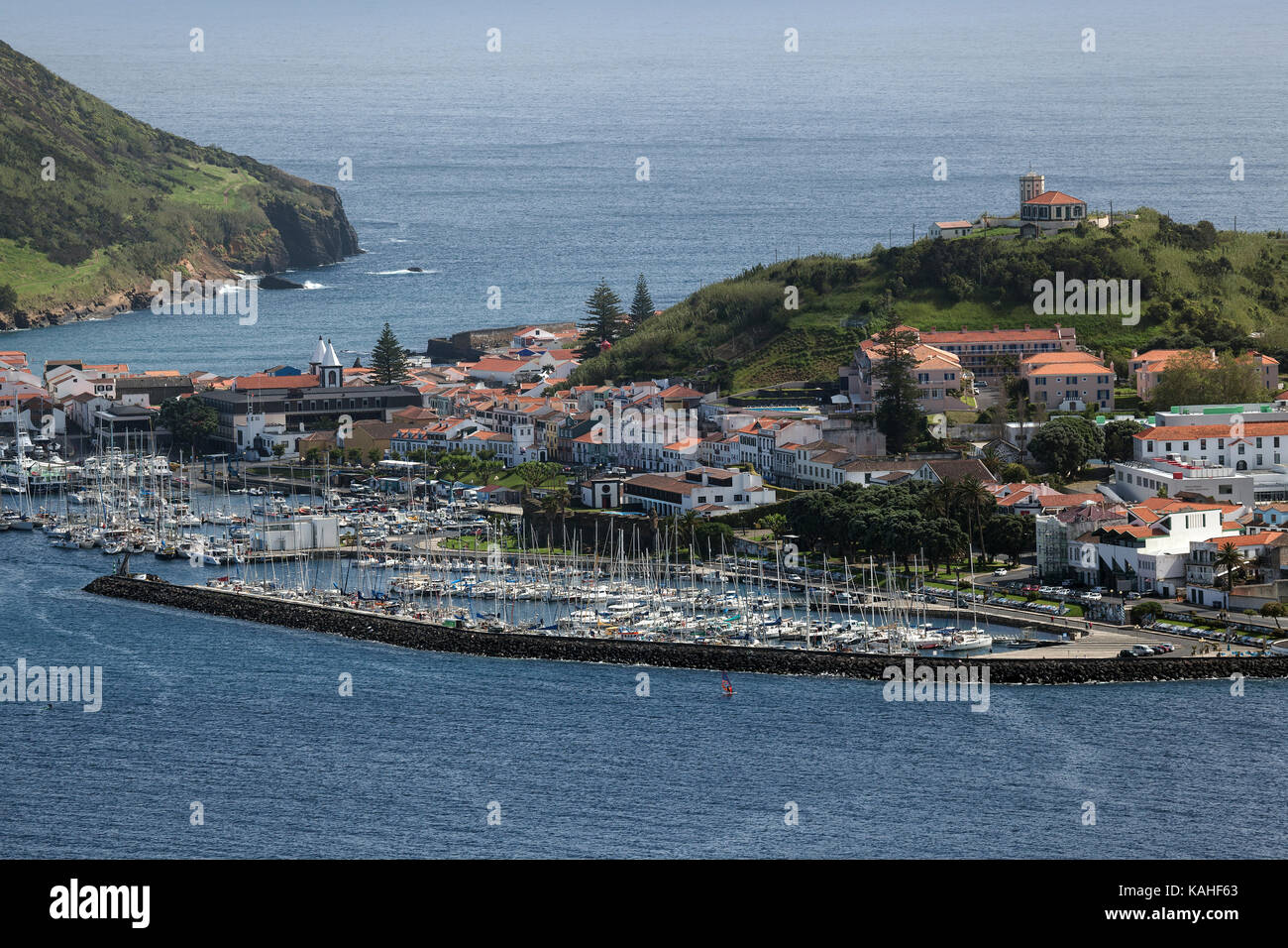 Blick auf Horta und die Marina, Insel Faial, Azoren, Portugal Stockfoto