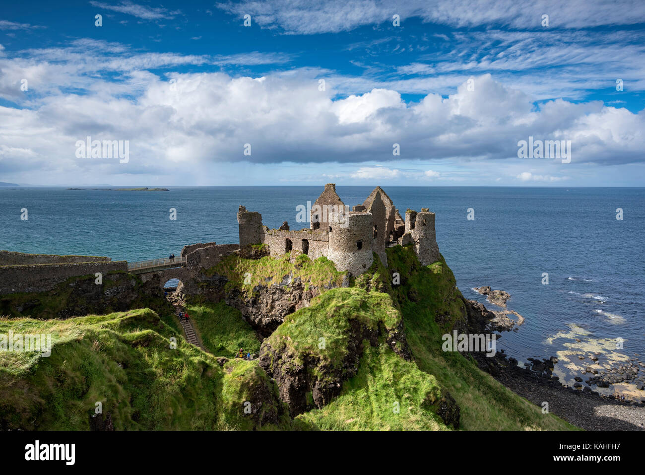 Dunluce Castle an der Atlantikküste, Portrush, County Antrim, Nordirland Stockfoto