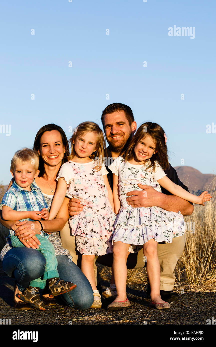 Family Portrait, Eltern mit drei kleinen Kindern, Namibia Stockfoto
