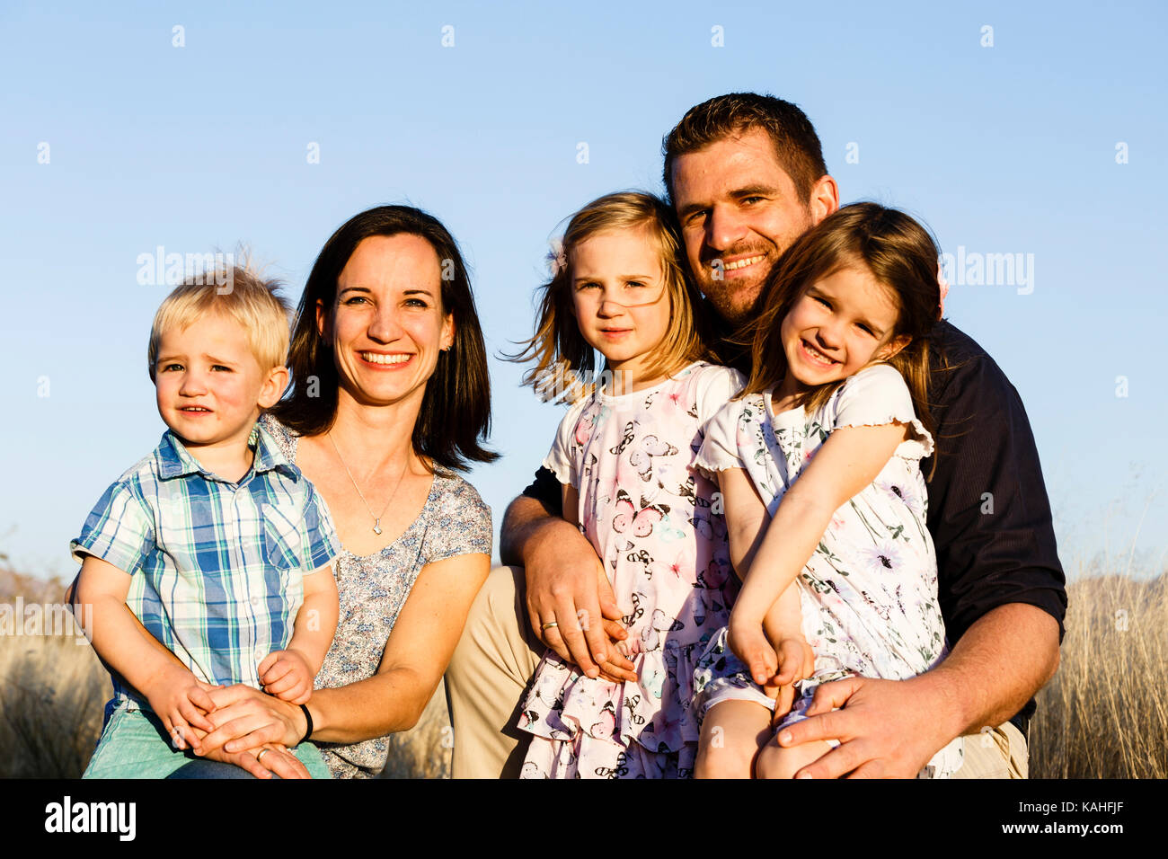 Family Portrait, Eltern mit drei kleinen Kindern, Namibia Stockfoto