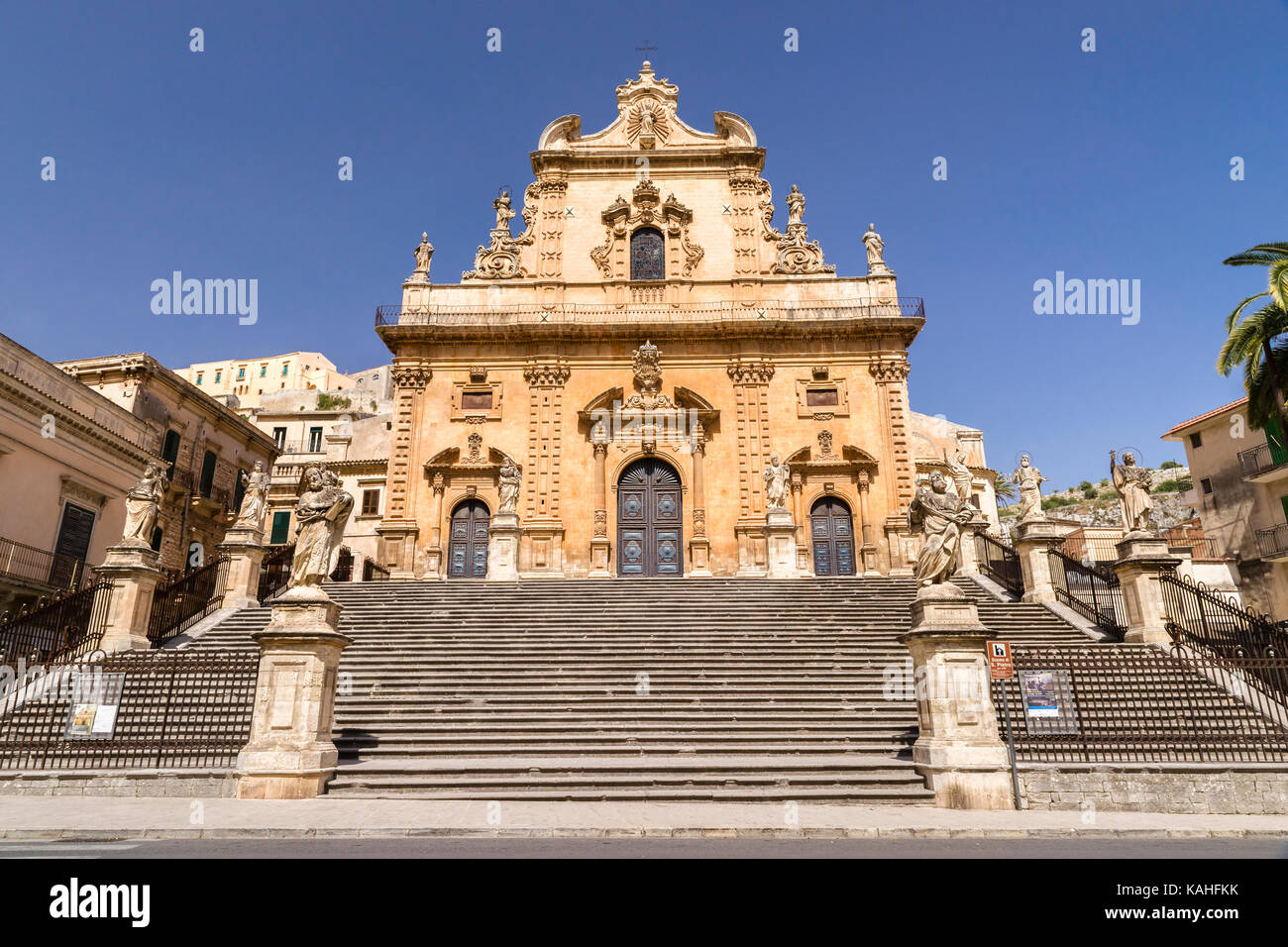 Freiteppe mit 12 Statuen der Apostel, Dom Duomo di San Pietro, Modica, Monti Iblei, Val di Noto Stockfoto