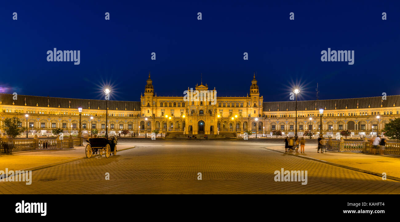 Beleuchtete Plaza de España, Nachtszene, Sevilla, Andalusien, Spanien Stockfoto