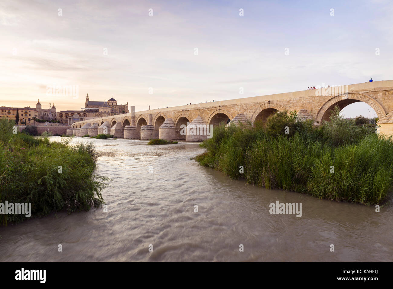 Puente Romano, Römische Brücke, Rio Guadalquivir, Mezquita, Kathedrale, Mezquita- Catedral de Córdoba, Cordoba Stockfoto