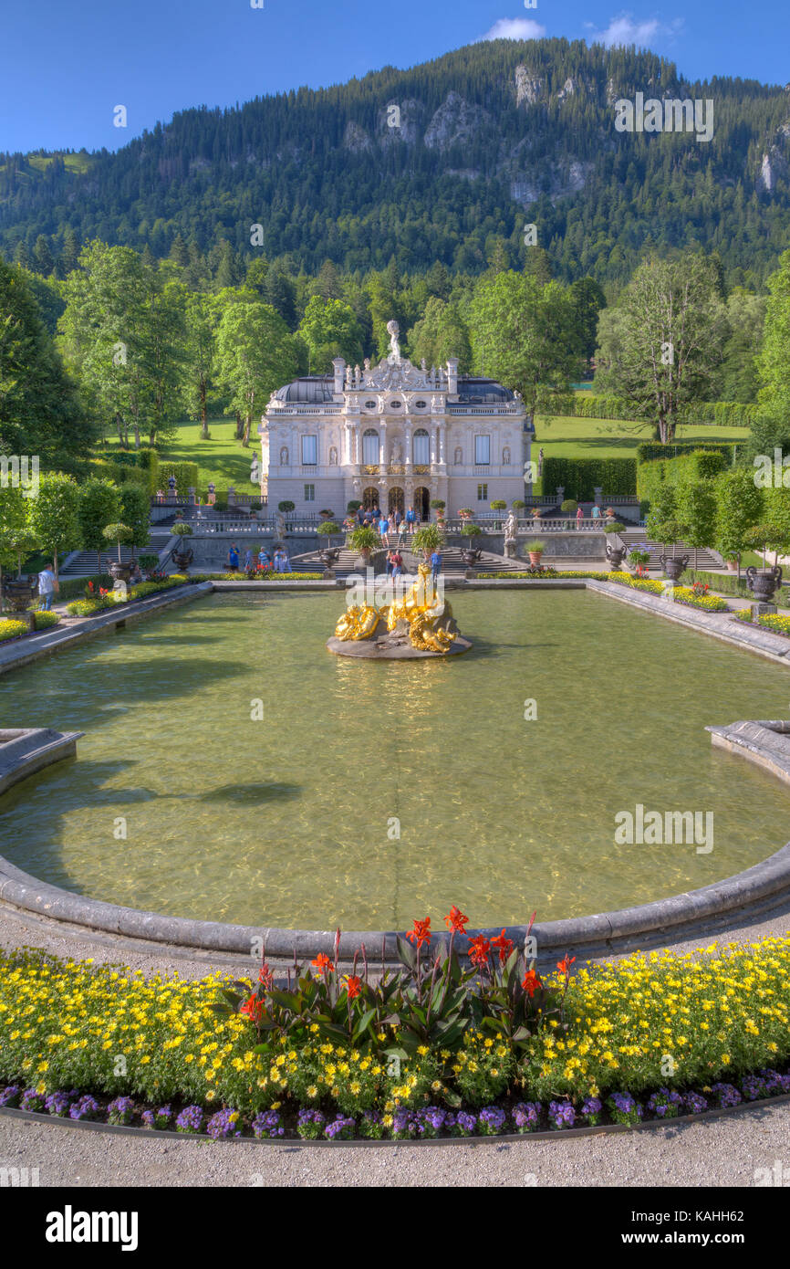 Schloss Linderhof mit Brunnen, Ettal, Oberbayern, Bayern, Deutschland Stockfoto