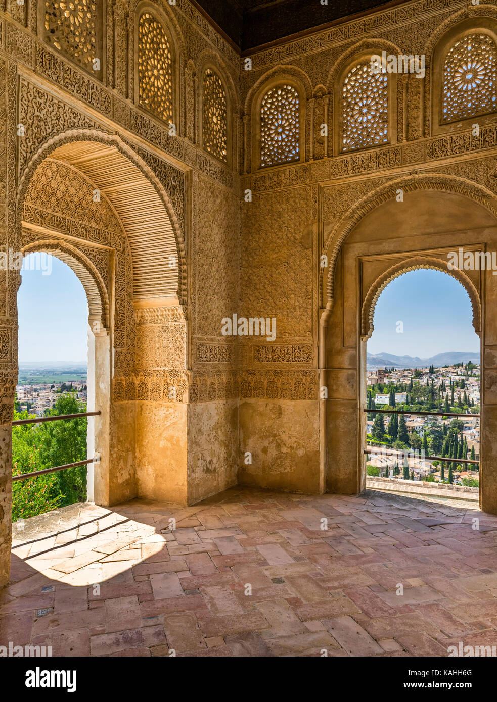 Offener Raum mit maurischen Stuckarbeiten, Blick auf das Viertel Albayzín, Palacio de Generalife Alhambra, UNESCO-Weltkulturerbe Stockfoto