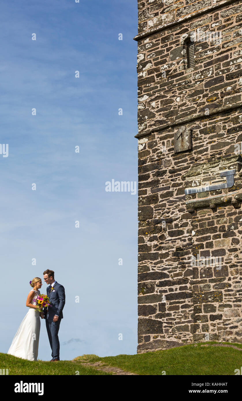 Braut und Bräutigam nur an der Kirche von St. Michael de Rupe, St. Michael der Felsen, an Brentor, Nationalpark Dartmoor, Devon, UK im September verheiratet Stockfoto