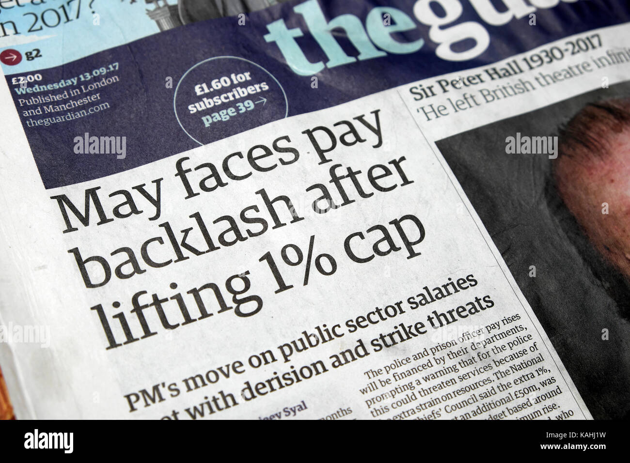 'May Gesichter pay Zahnflankenspiel nach dem Anheben 1% Cap 'Guardian Schlagzeile September 2017 Stockfoto