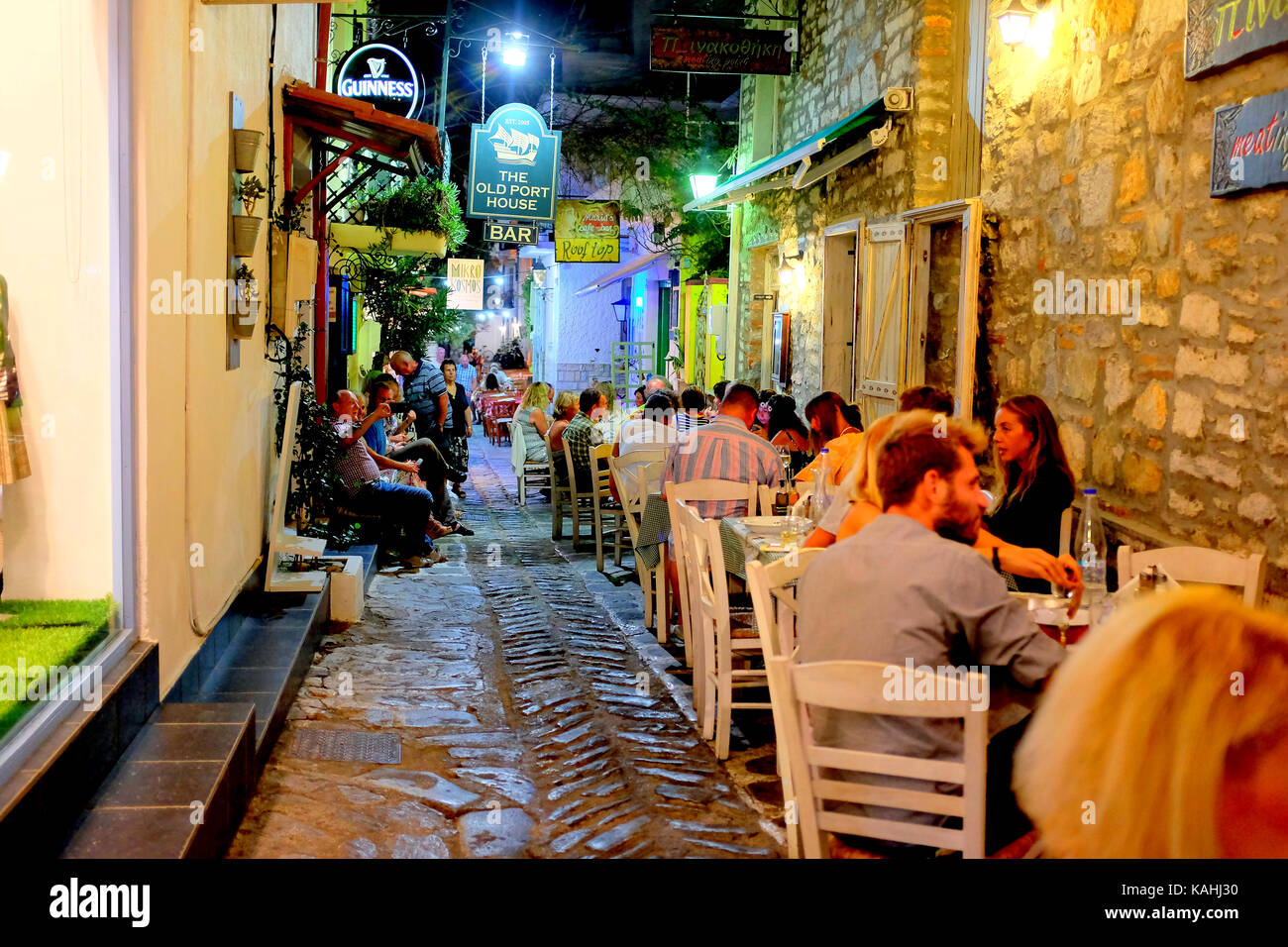 Skiathos, Griechenland. September 13, 2017. Nacht Leben auf den Straßen der Stadt Skiathos mit Kneipen und Restaurant auf der Insel Skiathos in Griechenland. Stockfoto