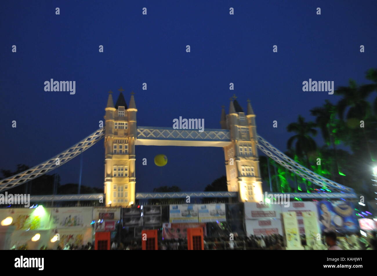 Masse Anhänger besuchen Sie Sontosh Mitra Square Sarbojanin Durga Puja Pandal, dieses Jahr theam von London in Kalkutta, Indien. Stockfoto
