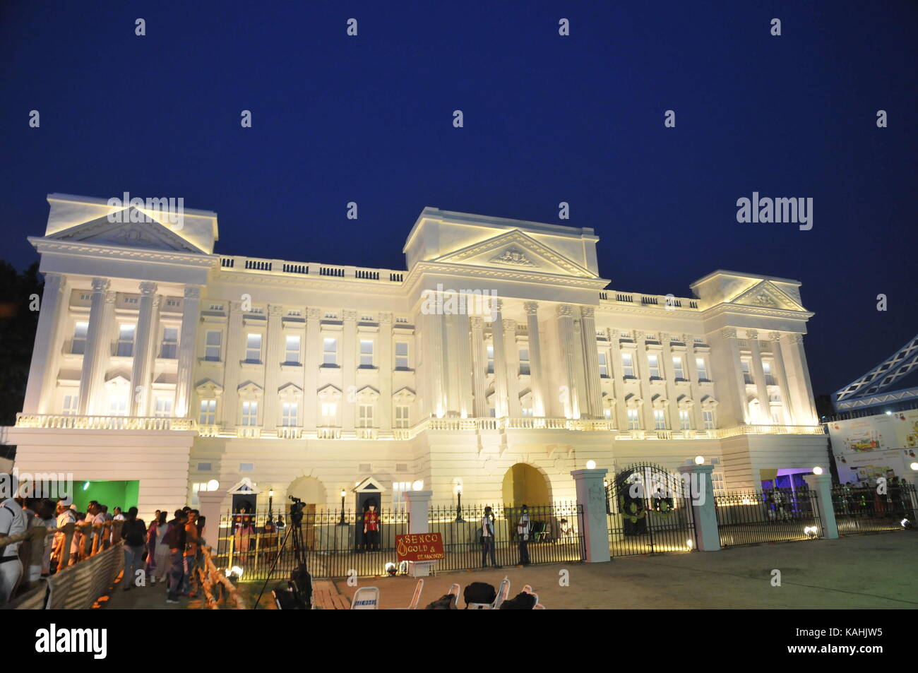 London Buckingham Palace puja pandal, Masse Anhänger besuchen Sie Sontosh Mitra Square Sarbojanin Durga Puja Pandal in Kalkutta, Indien. Stockfoto