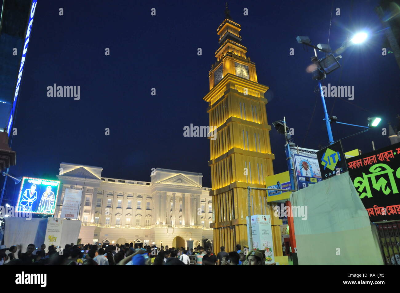 Masse Anhänger besuchen Sie Sontosh Mitra Square Sarbojanin Durga Puja Pandal, dieses Jahr theam von London in Kalkutta, Indien. Stockfoto