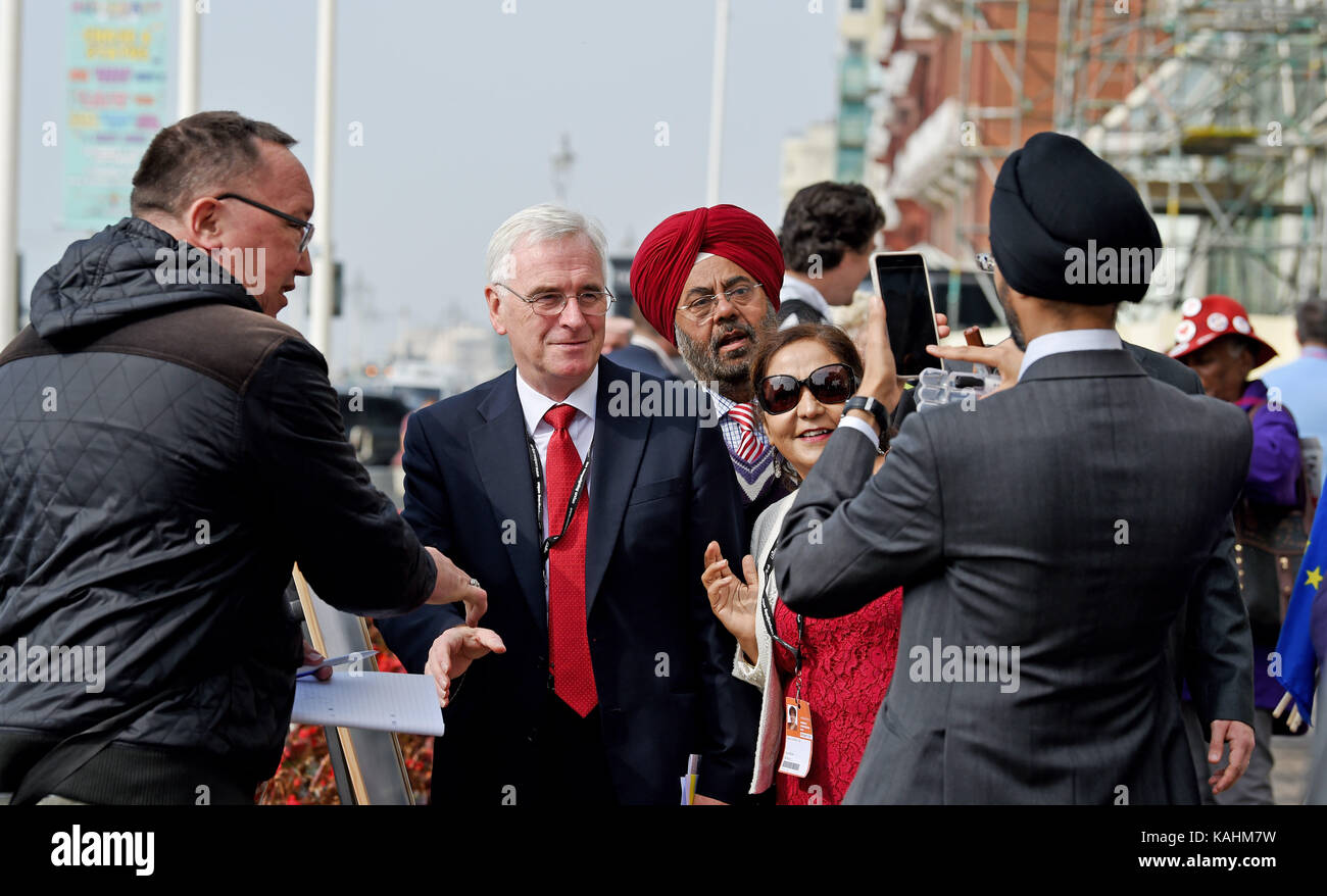 Brighton, UK. 26 Sep, 2017. John McDonnell der Schatten der Schatzkanzler außerhalb des Grand Hotel von der Labour Party in Brighton heute: Simon Dack/Alamy leben Nachrichten Stockfoto