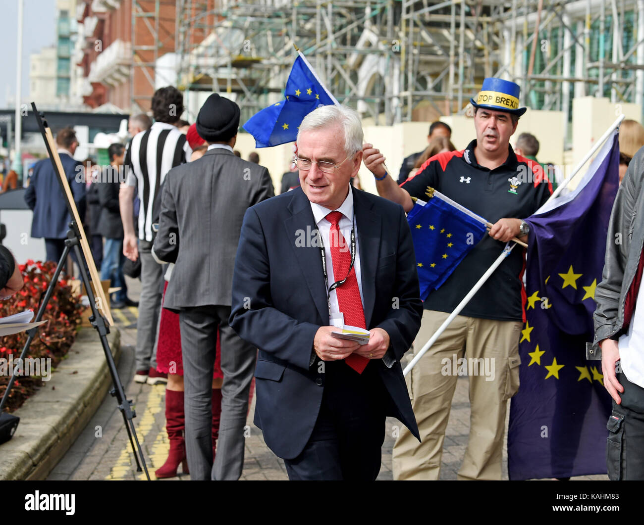 Brighton, UK. 26 Sep, 2017. John McDonnell der Schatten der Schatzkanzler Spaziergänge Vergangenheit anti Brexit Demonstranten vor dem Grand Hotel von der Labour Party in Brighton heute: Simon Dack/Alamy leben Nachrichten Stockfoto