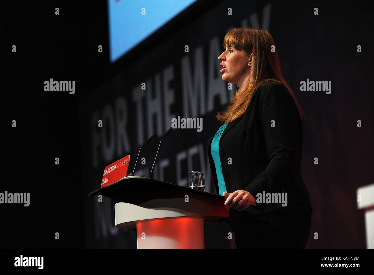 Brighton, UK. 26 Sep, 2017. Angela Raynor, Schatten Staatssekretär für Bildung, Rede auf der Sitzung am Morgen des dritten Tages vor der jährlichen Konferenz der Labour Party in Brighton Centre. Diese Konferenz wird nach den Wahlen im Juni 2017, als unter der Leitung von Jeremy Corbyn, die Labour Party der konservativen Mehrheit im Parlament in einem hung Parlament resultierende reduzierte. Credit: Kevin Hayes/Alamy leben Nachrichten Stockfoto