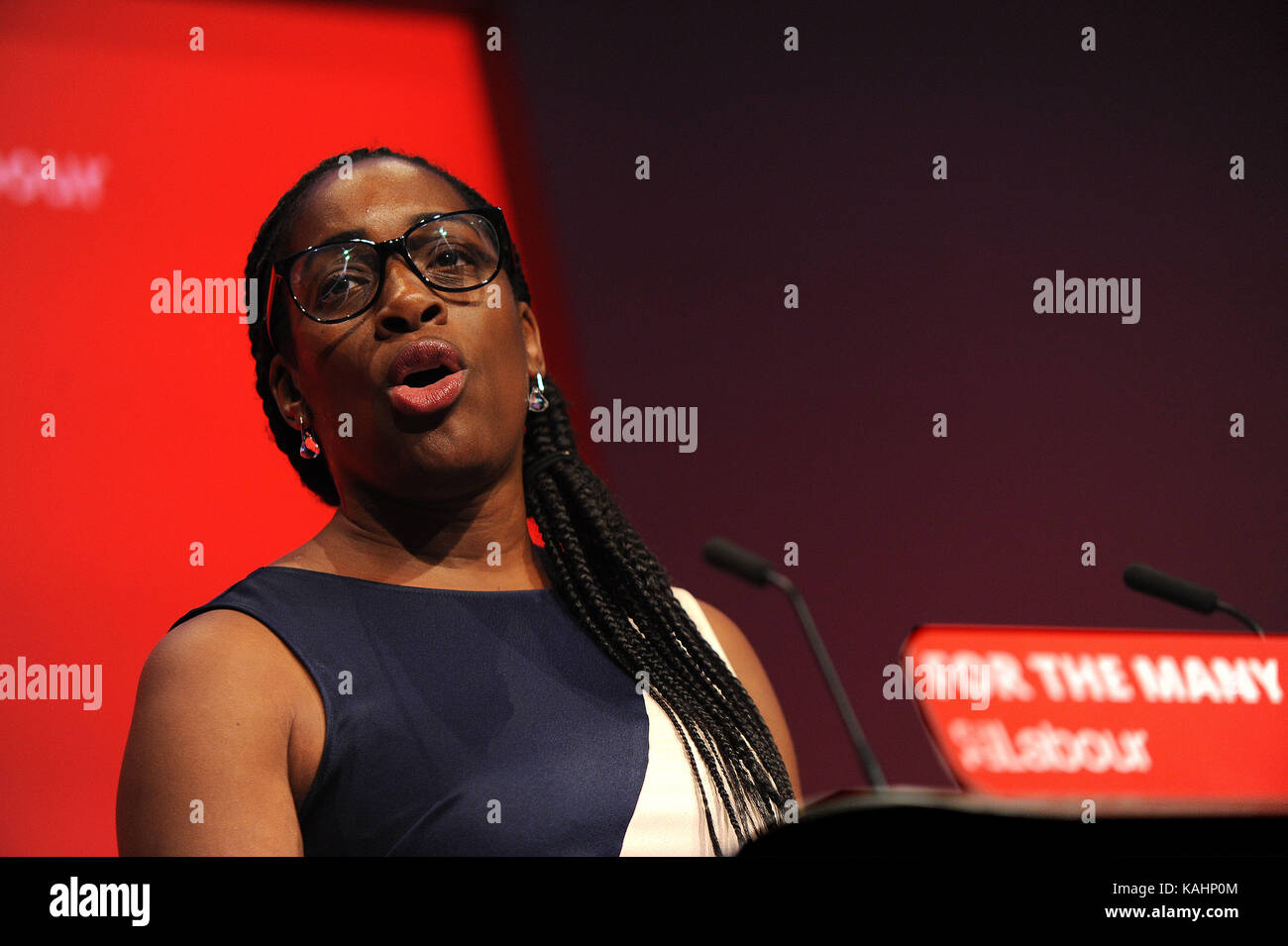 Brighton, UK. 26 Sep, 2017. Kate Osamor, Shadow Minister für Internationale Entwicklung, Sprechen am Nachmittag des dritten Tages vor der jährlichen Konferenz der Labour Party in Brighton Centre. Diese Konferenz wird nach den Wahlen im Juni 2017, als unter der Leitung von Jeremy Corbyn, die Labour Party der konservativen Mehrheit im Parlament in einem hung Parlament resultierende reduzierte. Credit: Kevin Hayes/Alamy leben Nachrichten Stockfoto