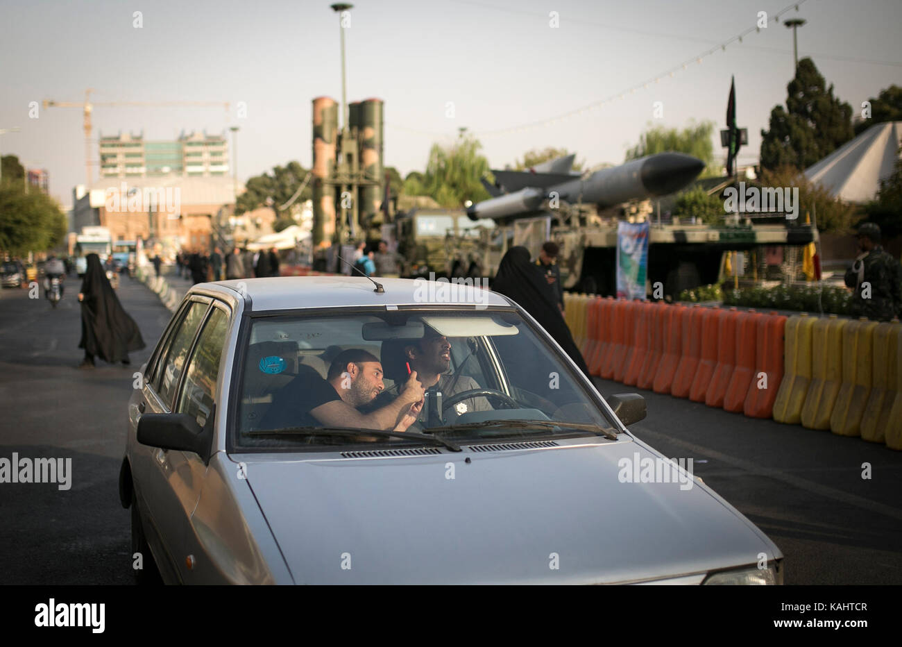 Teheran, Iran. 26 Sep, 2017. Ein Mann in einem Auto nimmt Bilder von Raketen auf Display für die Verteidigung Woche in Teheran, Iran, an Sept. 26, 2017. Die Verteidigung Woche war hier statt zum 37. Jahrestag des Irak-Iran-Krieges (1980-1988) markieren. Credit: Ahmad Halabisaz/Xinhua/Alamy leben Nachrichten Stockfoto