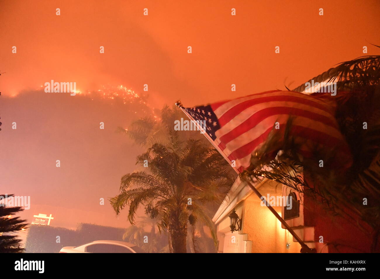 Corona Ca Usa 25 Sep 2017 Der Canyon Feuer Brennt In Der Nahe Von Wohnungen In Der Corona Ca Montag September 25 2017 Das Feuer Begann In Der Nahe Von Coal Canyon