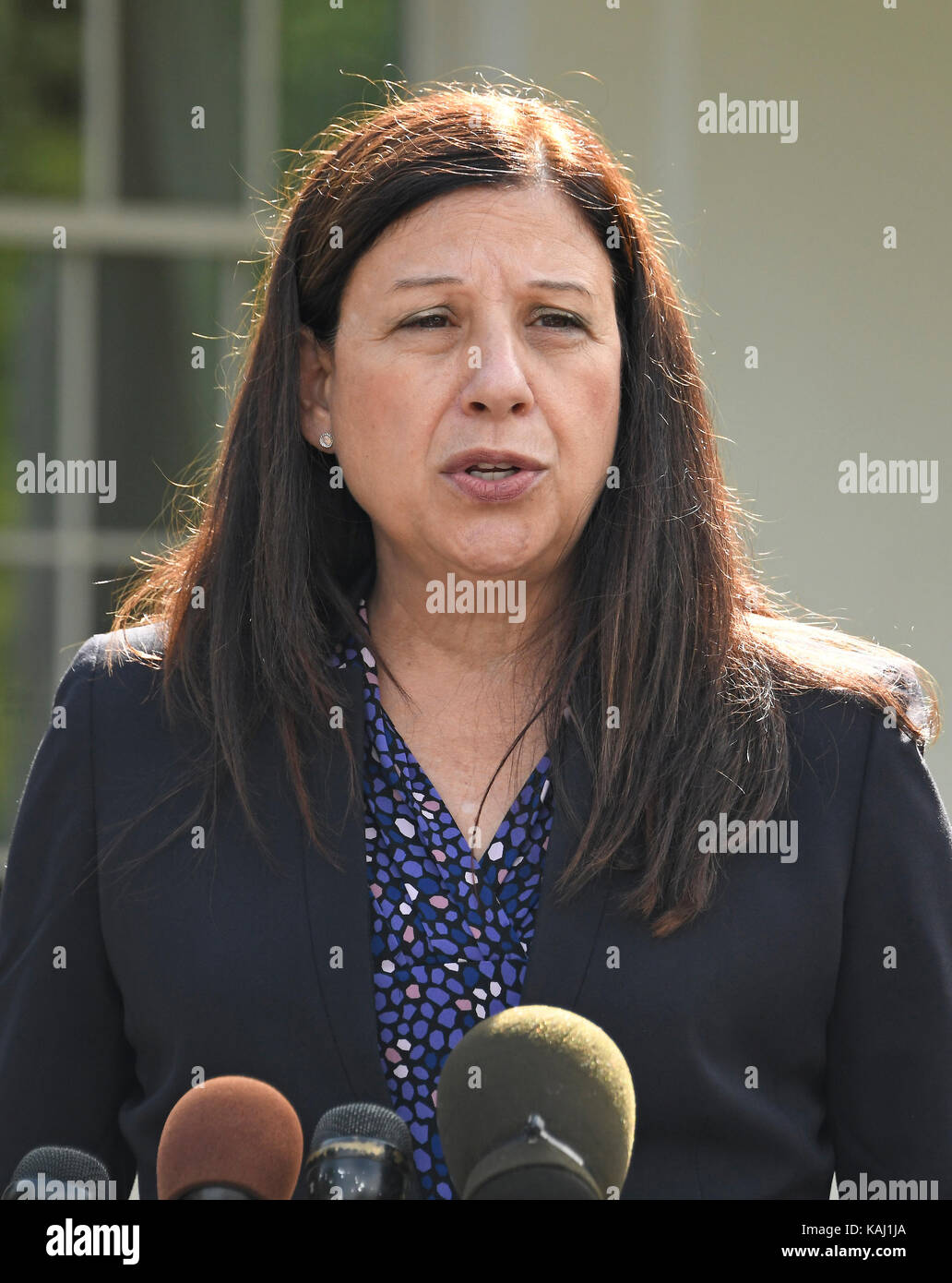 Amtierende Sekretär der Homeland Security Elaine Herzog spricht mit Reportern vor dem Weißen Haus in Washington, DC über Hurrikan Wiederherstellungsmaßnahmen in Puerto Rico am Dienstag, 26. September 2017. Credit: Ron Sachs/CNP/MediaPunch Stockfoto