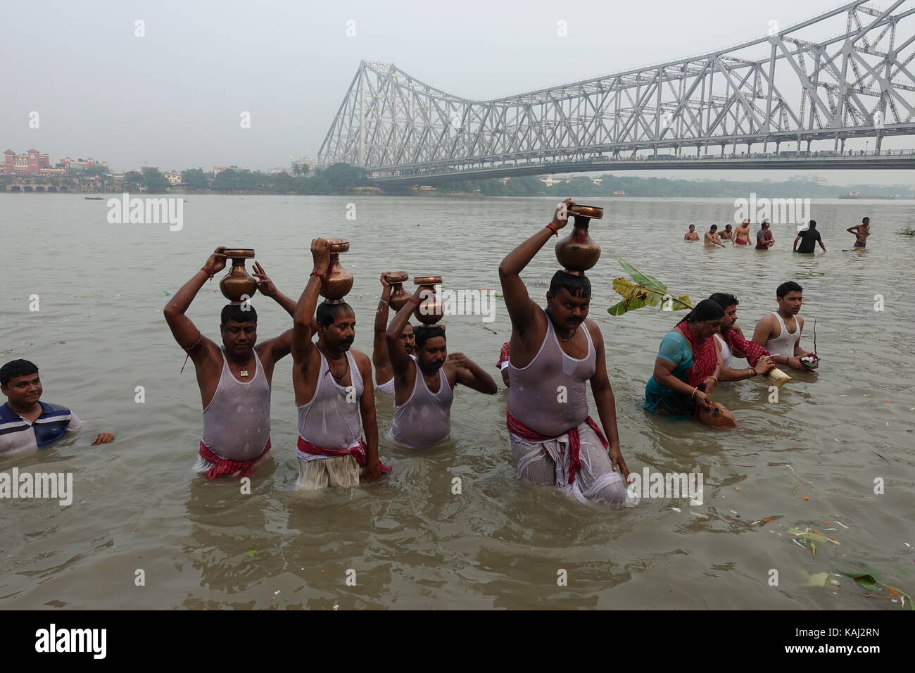 Ganga River Bank, Indien. 27 Sep, 2017. Hindu Anhänger sind die traditionellen Ritual, das auf den ersten Tag der Durga Puja mit einer Banane Baum als Nabapatrika oder Kolabou auf September 27,2017 am Ufer des Ganges. Credit: Avishek Das/Alamy leben Nachrichten Stockfoto