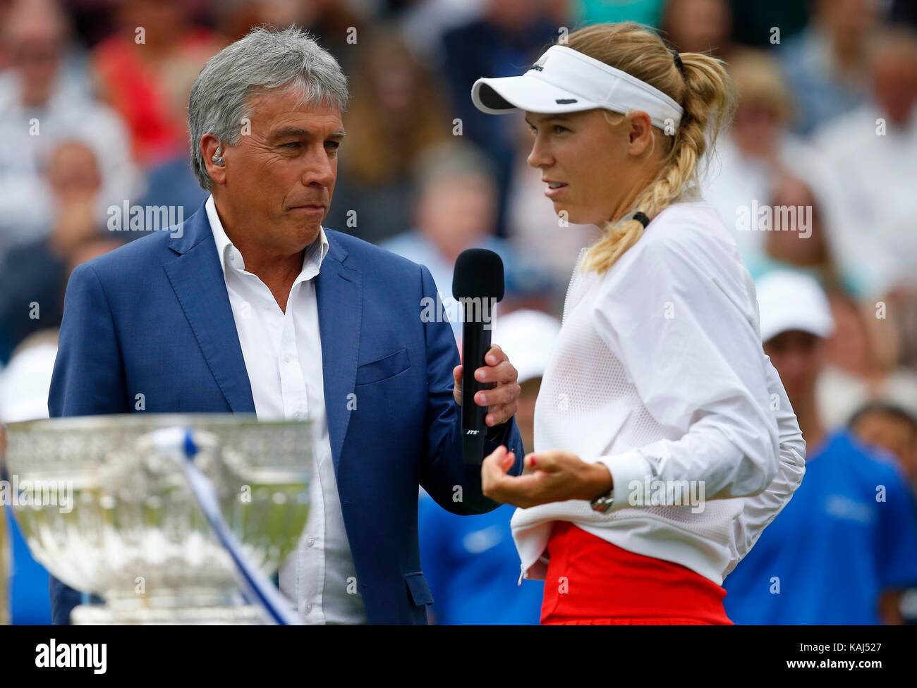 BBC TV-Moderator John Inverdale interviews Caroline Wozniacki aus Dänemark, nachdem die Frauen das Finale der Aegon International an der Devonshire Park, Eastbourne. 01 Jun 2017 Stockfoto