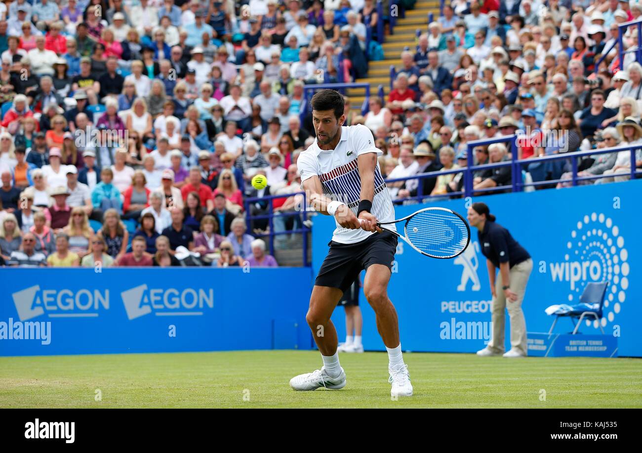 Novak Djokovic aus Serbien v Gael Monfils von Frankreich während der mens Endrunde der Aegon International an der Devonshire Park, Eastbourne. 01 Jun 2017 Stockfoto