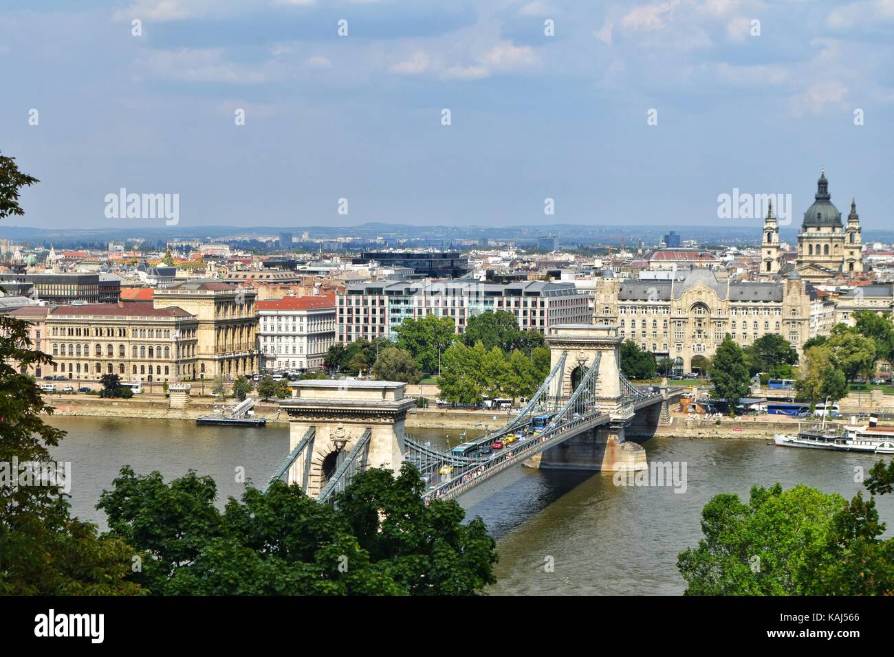 Blick auf Budapest von der Budaer Burg, die Széchenyi Kettenbrücke einfangen Stockfoto