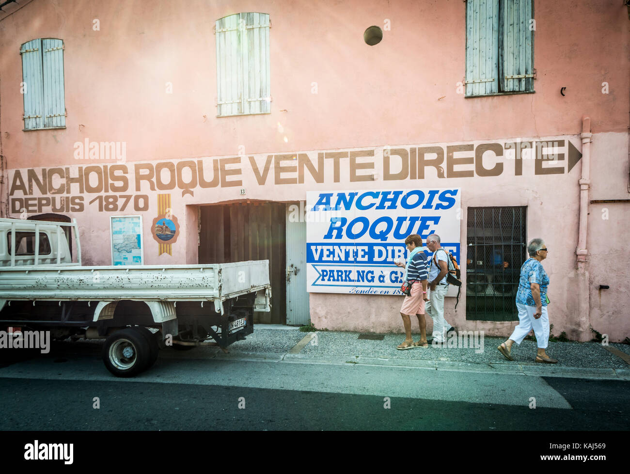 Die Menschen außerhalb des geschäftigen Roque Anchois Collioure Sardellen Factory Shop in Languedoc Roussillon Frankreich Stockfoto