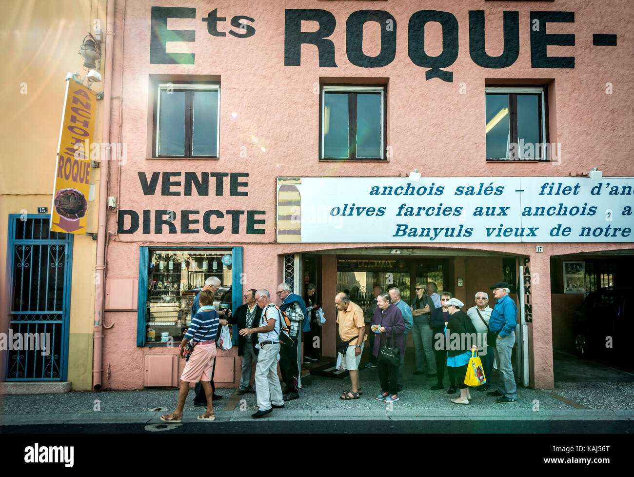 Menschenmassen außerhalb des geschäftigen Roque Anchois Collioure Sardellen Factory Shop in Languedoc Roussillon Frankreich Stockfoto