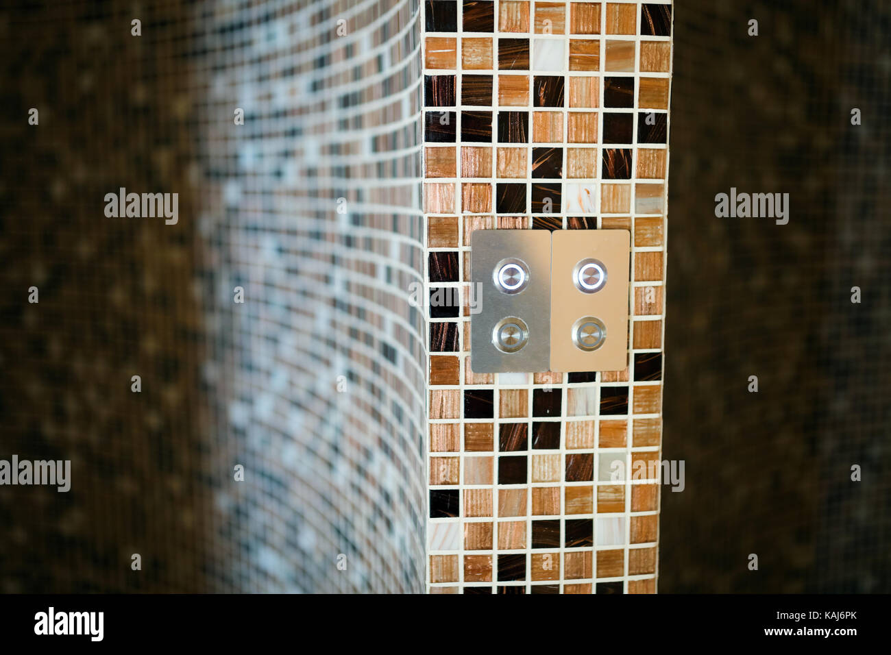 Moderne Dampfbad mit Mosaikfliesen Stockfoto
